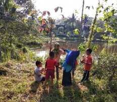 In Jambi, local children learn to protect the environment while illegal drilling destroys it