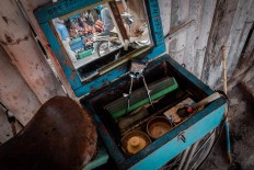 The blue wooden box where Suhardi stores his hair-cutting tools. JP/Anggertimur Lanang Tinarbuko