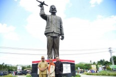 Sons of president BJ Habibie officiate unveiling of late father's statue in Gorontalo