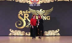 Honored: APP Sinar Mas sustainability & stakeholder engagement manager Sera Noviany (right) receives the Asia Sustainability Reporting Rating (ASRRAT) 2019 award from Global Reporting Initiative (GRI) ASEAN hub regional head Michele Lemmens in Bali on Nov. 23.