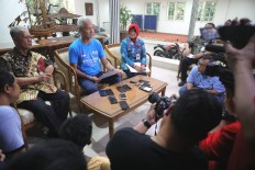 Central Java’s Governor Ganjar Pranowo (center) speaks to reporters in Semarang in 2020.