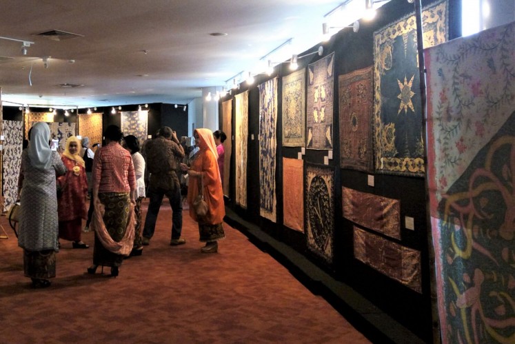 Islamic influences: Visitors view a wide range of batik whose motifs have been influenced by Islam at an exhibition held at the National Library in Jakarta until Nov. 30.