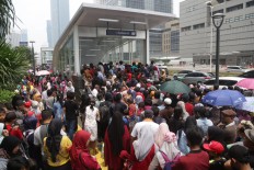 People wait in front the Hotel Indonesia traffic circle MRT station in Central Jakarta on March 31 on the last day of the free trial before the line's official opening.