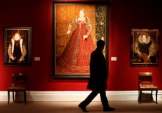 A person views a portrait of Queen Elizabeth I by artist Steven van der Meulen at Sotheby's auctioneers, ahead of its sale in London in this Nov. 16, 2007 file photo. The painting was sold for £2.6 million ($5.4 million) on Nov. 22, 2007.