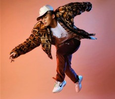 Mihawk Back: The dance master of K-pop stars