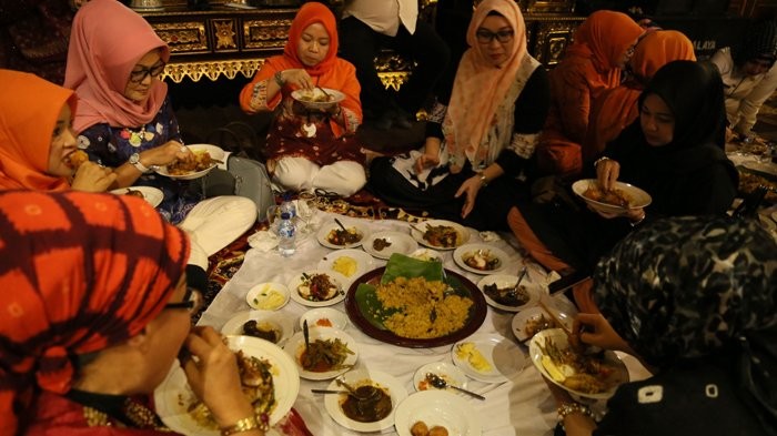 Ngobeng displays the importance of gotong royong (mutual cooperation) in the community. Dining together in groups of eight also allows people to cherish silaturahmi (a friendly meeting).
