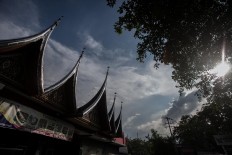 A Padang restaurant on Jl. Kapt. Pattimura in Medan, North Sumatra, boasts the rumah gadang style through its distinctively shaped roof. Rumah gadang is the customary house of the Minang people. JP/Andri Ginting