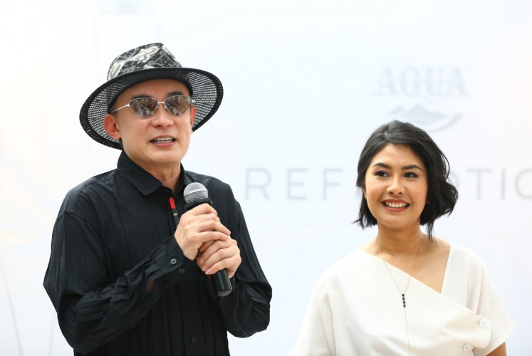Rinaldy Yunardi (left) gives a speech alongside Aqua senior brand manager Flora Tobing. 