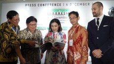 GAMMA Chairman of Corporate Improvement & Cooperation Djoko Wiyono (left), Kawan Lama Sejahtera Commissioner Tony Sartono (second left), PT Pamerindo Indonesia Event Director Maysia Stephanie (center), JETRO President Director Keishi Suzuki (second right) and VDMA economic consultant Benedict Jeske share a light moment after a press conference at the Manufacturing Indonesia exhibition at Jakarta International Expo, Kemayoran, Jakarta, on Wednesday, Dec. 4. 