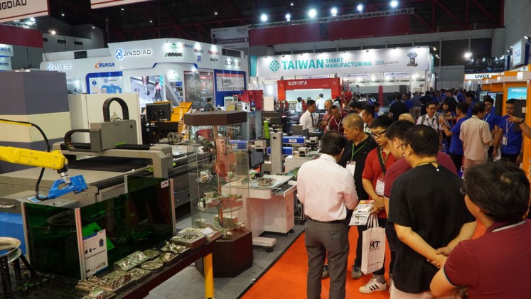 Visitors flock to the Manufacturing Indonesia exhibition at Jakarta International Expo, Kemayoran, Jakarta, on Wednesday. The exhibition, which opened on Wednesday, will run until Saturday, Dec. 7. 
