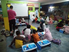 Study Group: Children in Koja district, North Jakarta, are learning math in a night class program on Nov. 3 in child-friendly public space (RPTRA) Sindang Raya in North Jakarta. The program was initiated by the management of the RPTRA.