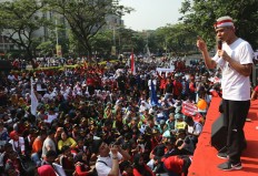 In this undated photo, Central Java Governor Ganjar Pranowo speaks in front of students who take part in a rally to commemorate International Anticorruption Day in Semarang.