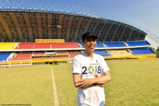 'Humanity above all': Jokowi greets Filipino surfer who saved Indonesian rival from waves