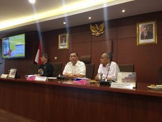Coordinating Maritime and Investment Minister Luhut Pandjaitan (center) at a press conference over domestic project investments in Jakarta on Tuesday (10/12).