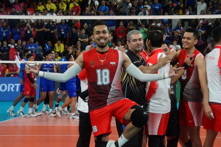 Indonesian indoor volleyball player I Putu Randu Wahyu Pradana displays his signature celebration style after winning the men's team gold medal during the 2019 SEA Games in the Philippines on Tuesday.