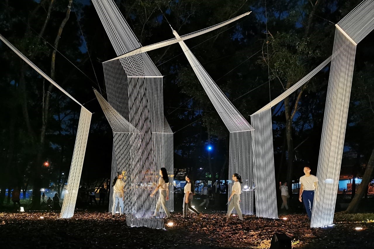 The area where the 'String Composition 1st series – for BDD' installation stood became the stage for the dance performance 'Side to Side, in Scale' by The Josh Marcy Company, proof that the Bintaro Design District festival included disciplines other than design and architecture.