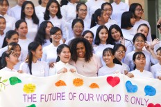 Michelle Obama tells girls to fight man's 'presumption' to power