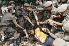 Bandung brawl as residents resist &lsquo;illegal&rsquo; evictions