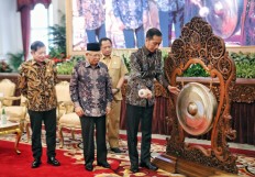 All aboard the omnibus! Jokowi tells regions to clear regulatory road for investors
