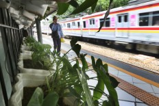 A Commuter Line train passes by a vertical garden at Sudirman Station in Central Jakarta on Dec. 17. The operator of the rail service, PT Kereta Commuter Indonesia (KCI), introduced its Go Green program on making its stations environmentally friendly.
