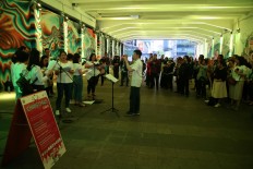 Santa Claus is coming to town: Jakartans listen to Christmas carols along thoroughfares