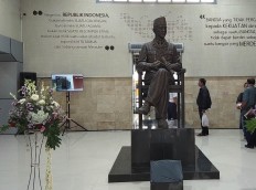 Blitar's eighth statue of Sukarno, officially inaugurated on Dec. 12, can be found in the lobby of the Blitar railway station in East Java.