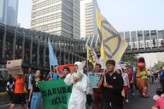 Climate crisis: Members of Extinction Rebellion Indonesia march along Jl. Sudirman in Central Jakarta during the Rebellion Week campaign on Oct. 13. The activists demanded the government declare a climate emergency, as seen on the banner. 