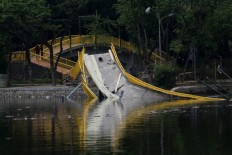 A bridge in Kemayoran Urban Forest in Central Jakarta collapsed on Sunday, one day after the park’s opening. Officials are investigating the cause. 
