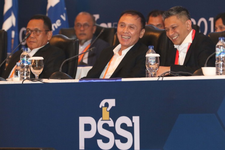 Elected PSSI Chairperson Mochamad Iriawan (center) accompanied by two elected deputy chairmen Cucu Soemantri (left) and Iwan Budianto during the closing of the PSSI Extraordinary Congress (KLB) in Jakarta, Saturday, Nov. 2, 2019.