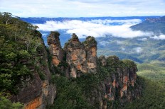 Bushfire smoke hides Australia's 'Three Sisters', tourists photograph billboard