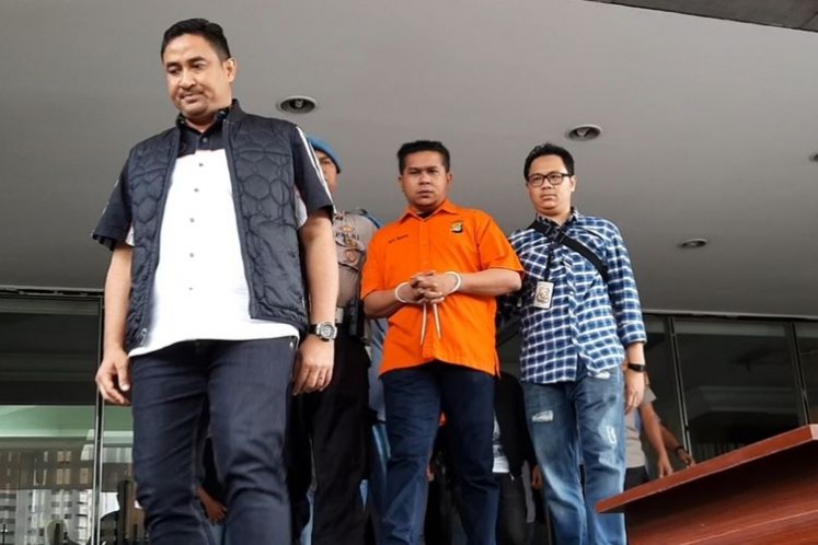 Pelaku penyerangan penyidik KPK Novel Baswedan RB saat akan dibawa menuju Bareskrim Mabes Polri, di Polda Metro Jaya, Jakarta Selatan, Sabtu (28/12/2019)
