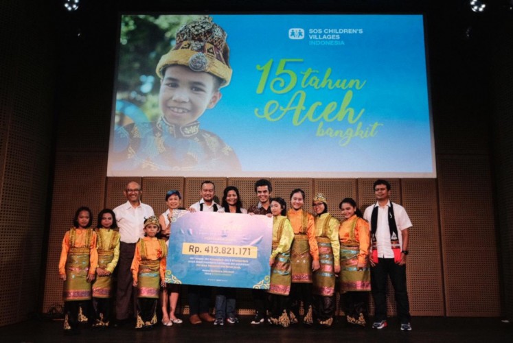 The runners pose with national director of SOS Children’s Villages Indonesia Gregor Hadi Nitihardjo (middle) and children of SOS Children's Villages Indonesia.