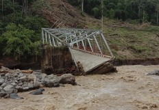 Flash flood destroys bridge, isolates villages in South Sumatra