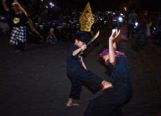 Two children showcase their pencak silat (traditional martial art) skills during the "Wayang Wolak Walik Toleransi [tolerance puppet show]" performance. JP/ Aman Rochman