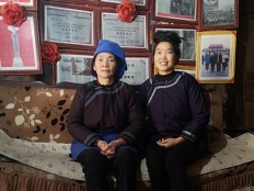 Hu Guanmei (left) poses for a photo with her daughter-in-law Yang Huanzhen. 
