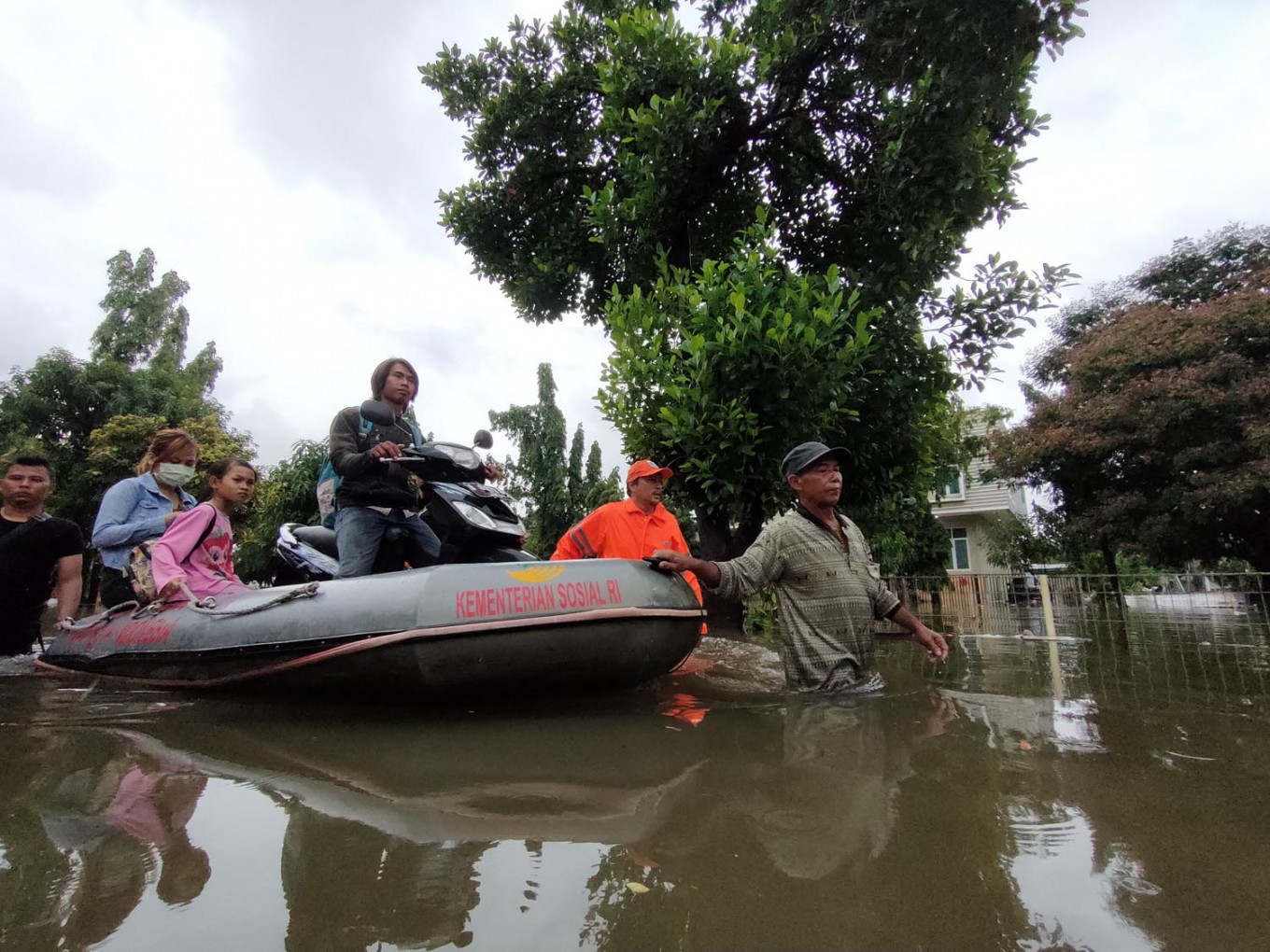 Officials rescue residents from a housing area in Cengkareng, West Jakarta, on Wednesday.