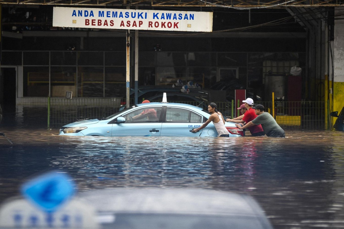 Photo Massive Floods Hit Greater Jakarta Bandung In Early