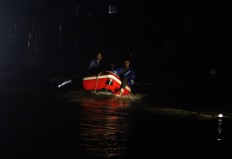 A joint search and rescue team conducts a rescue mission in the severely inundated Ciledug Indah housing complex in Tangerang, Banten, on Wednesday. 
