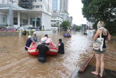 Flood victims still stranded as relief agencies overwhelmed by volume, access