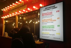 Visitors queue for 'rendang' at London Christmas market