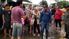 A screen grab from a video shows Ciledug district head, Syarifudin, (wearing hat) scolding a volunteer during evacuations on Jl. Wisma Tajur in Ciledug, Tangerang, Banten. 