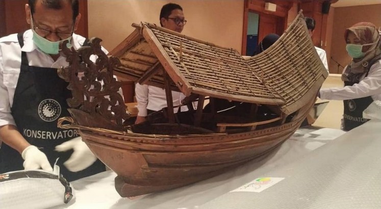 Officials are examining one of the 1,500 artifacts returned to Indonesia from the Nusantara Museum in Delft, Netherlands, at the National Museum in Jakarta.