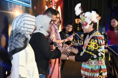 Foreign Minister Retno LP Marsudi (right) hands over the Adam Malik Award to "The Jakarta Post" journalist Dian Septiari (second left) ahead of the annual foreign policy speech in Jakarta on Jan. 8, 2020. Dian won the award for Best Print Journalist.