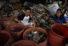 The 30 students in the learning activity brought neither money nor devices to the former Lowokdoro final disposal site (TPA) in Kebonsari subdistrict, Malang, East Java.