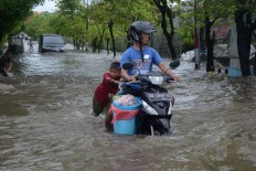 South Sulawesi floods leaves homes cut off, at least one dead