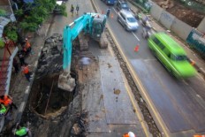 Traffic diversion in place for motorists as Tangerang road connecting to Jakarta collapses