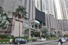 The entrance of Taman Anggrek Mall in West Jakarta looks quiet on Monday, as the mall remained close after suffering an almost two-week power black out caused by massive flooding over the New Year.