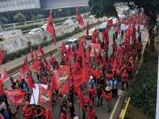 Government sheds light on labor market reforms as unions take to streets