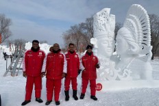 Indonesian snow sculpting teams conquer festival in Harbin despite temperature shock