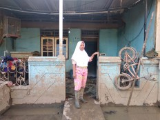 A fortnight after floods, Bekasi residents still clearing mud from homes